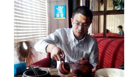高川--湖南农大动物营养硕士
现任：饲料技术经理，，，，，，进入资源大家庭，，，，，，得到很多老师的帮助，，，，，，也更加清楚了自己的位置和方向。。。。。以前人生的种种经历，，，，，，在此时才发现它的价值。。。。。